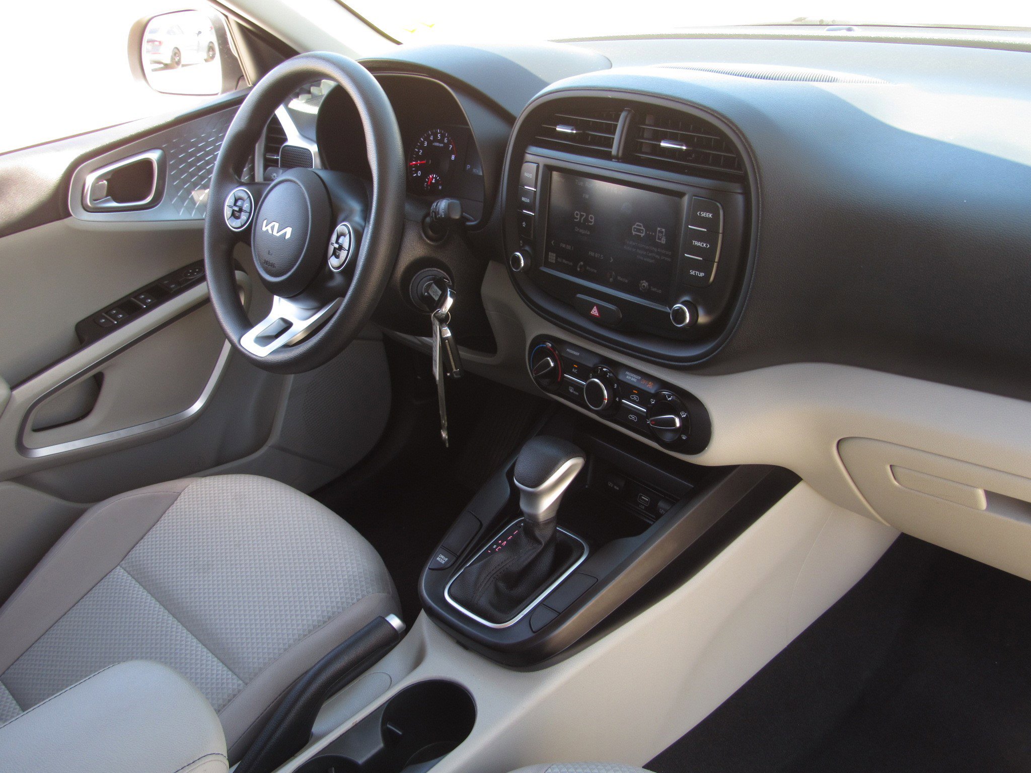 Used 2022 Kia Soul LX image 9