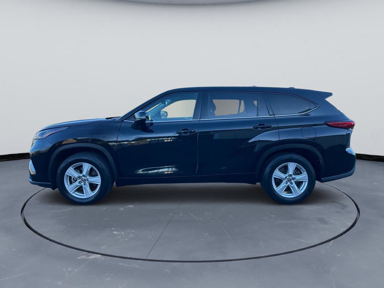 Used 2020 Toyota Highlander LE FWD image 6