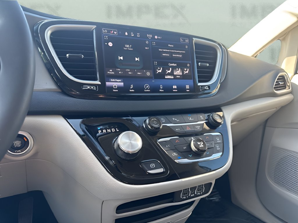 Used 2023 Chrysler Pacifica Touring-L FWD image 22