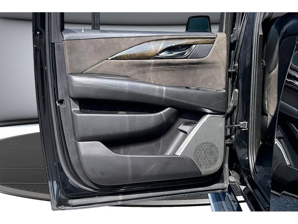Used 2019 Cadillac Escalade ESV Platinum AWD/4WD image 36