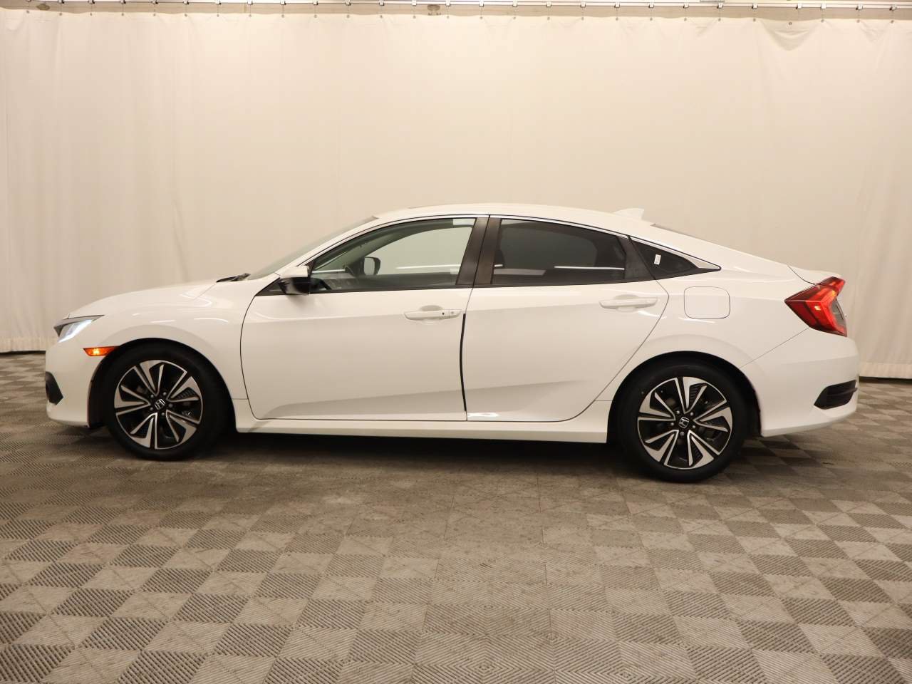 Used 2018 Honda Civic EX-T image 2