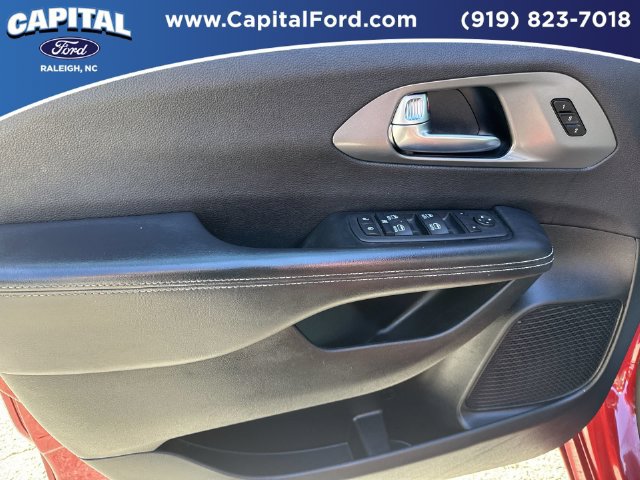 Used 2025 Chrysler Pacifica Select FWD image 19