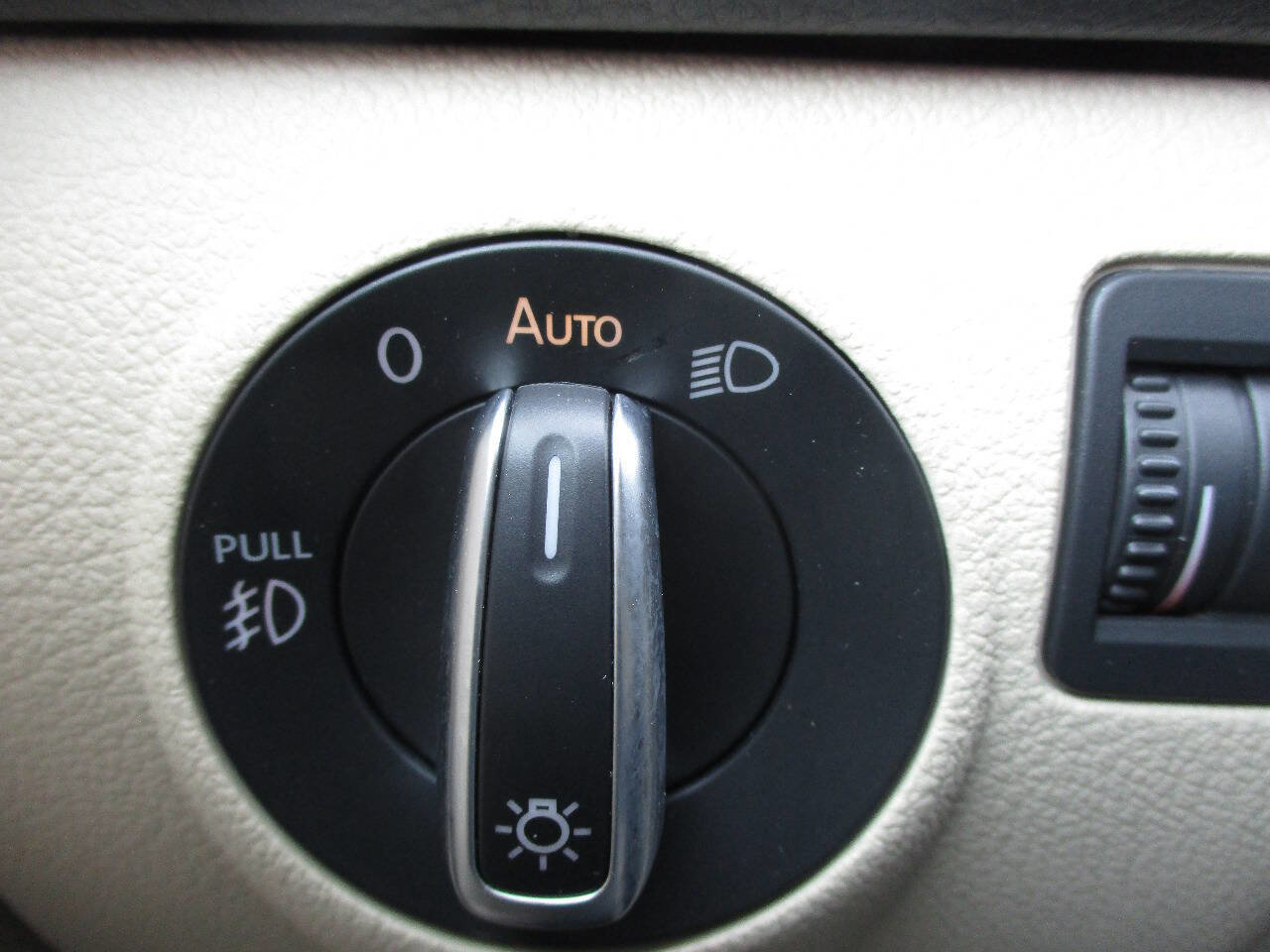 Used 2016 Volkswagen Tiguan SE image 31