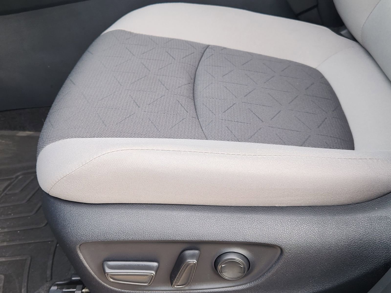 Used 2024 Toyota RAV4 XLE image 32