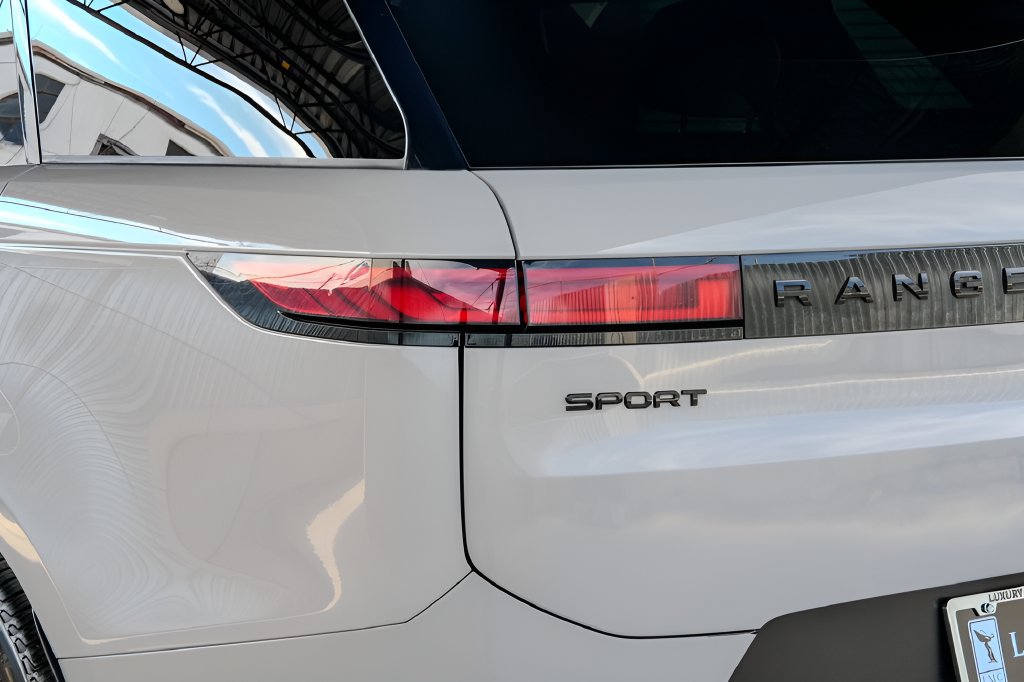 Used 2023 Land Rover Range Rover Sport SE AWD/4WD image 13