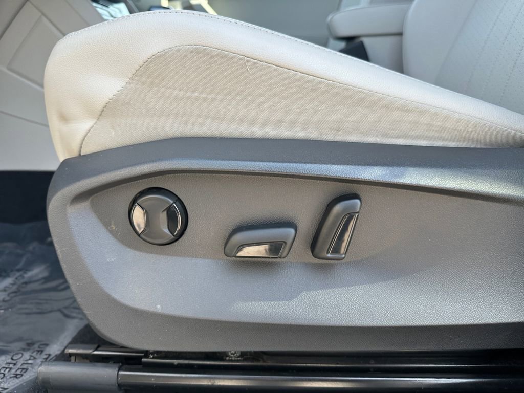 Used 2022 Volkswagen Tiguan SE image 16