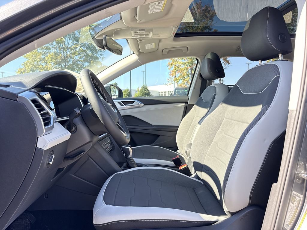 New 2025 Volkswagen Taos SE image 11