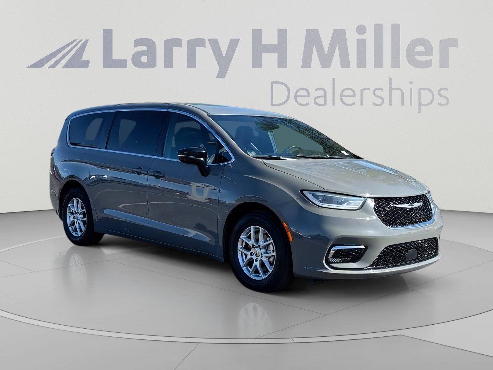 Used 2025 Chrysler Pacifica Select FWD image 8