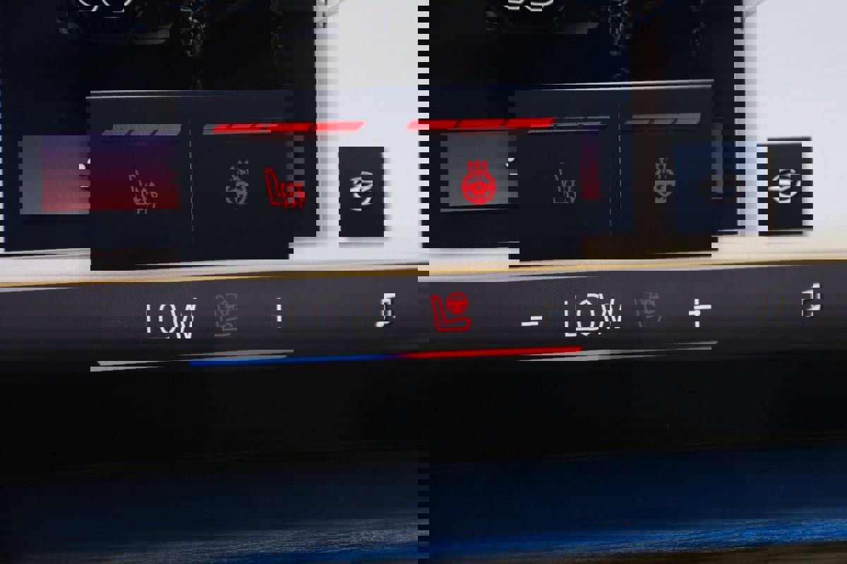 Used 2023 BMW 740i w/ Parking Assistance Package image 8