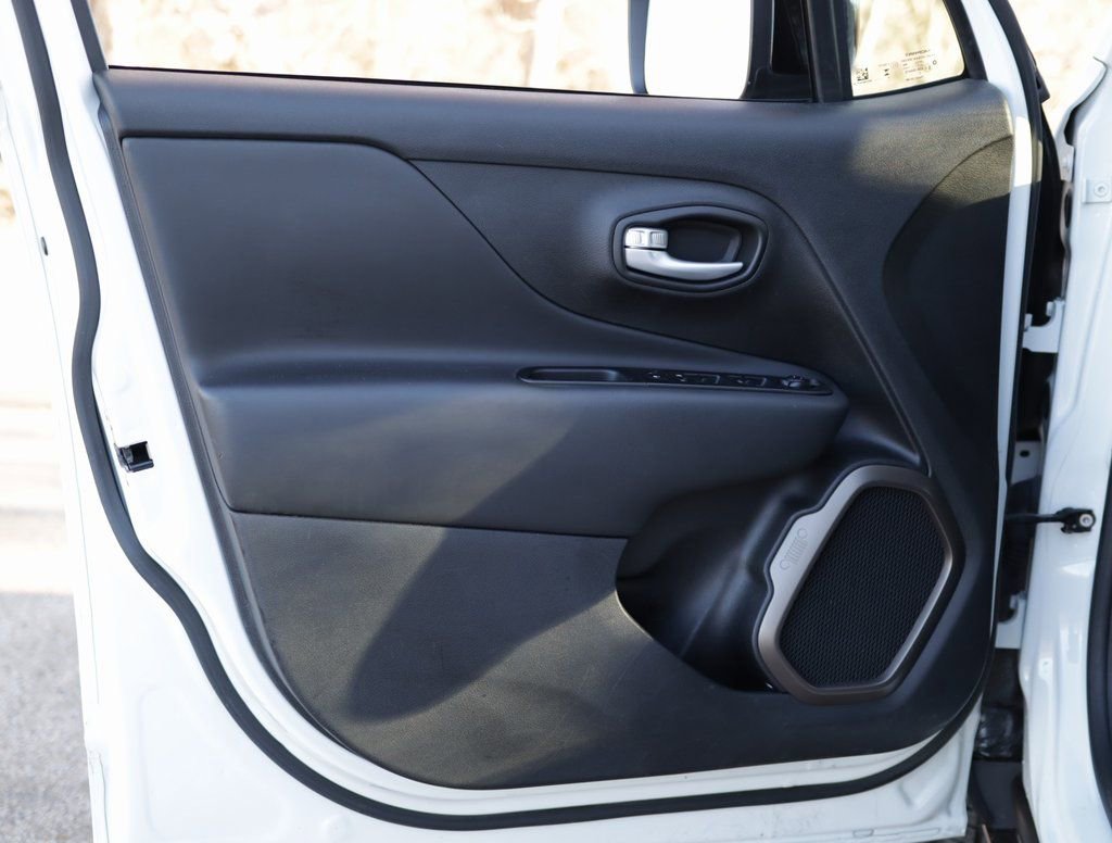 Used 2023 Jeep Renegade Latitude image 24