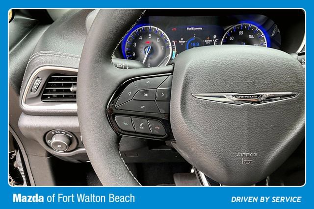 Used 2025 Chrysler Pacifica Limited image 10