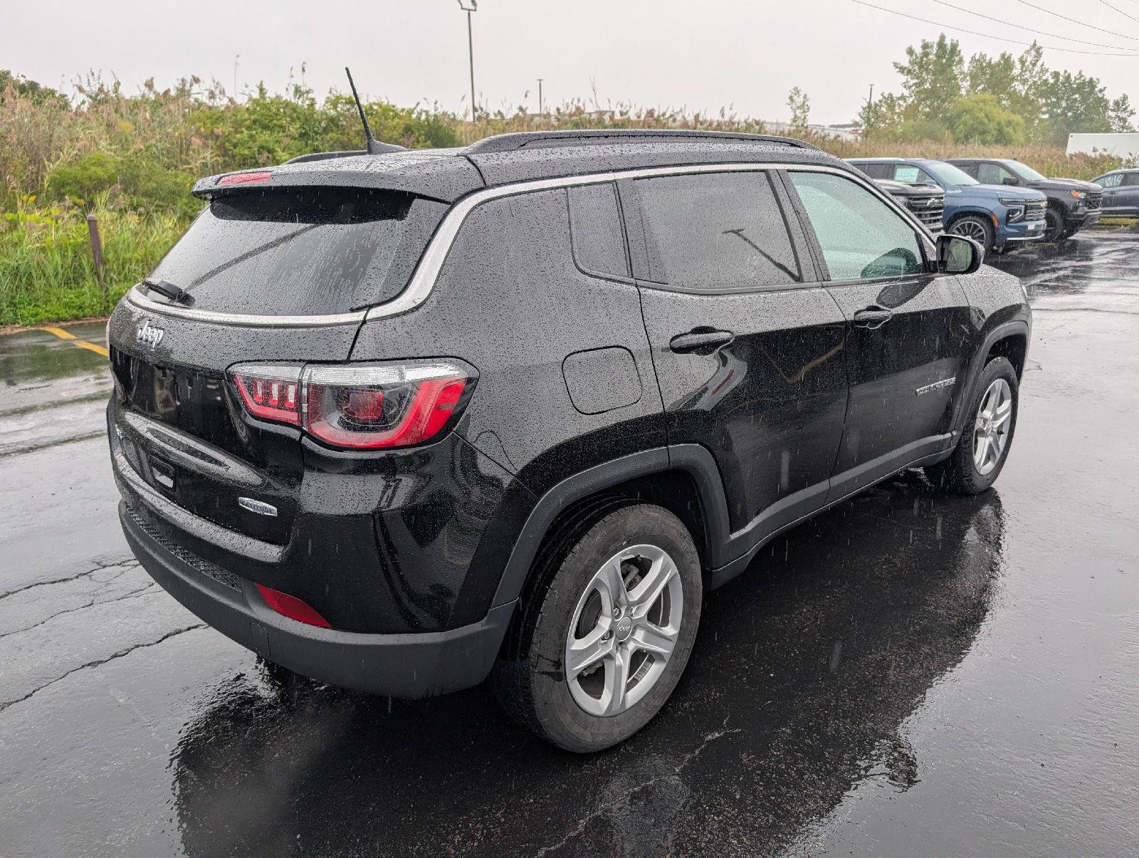 Used 2023 Jeep Compass Latitude w/ Convenience Group AWD/4WD image 10