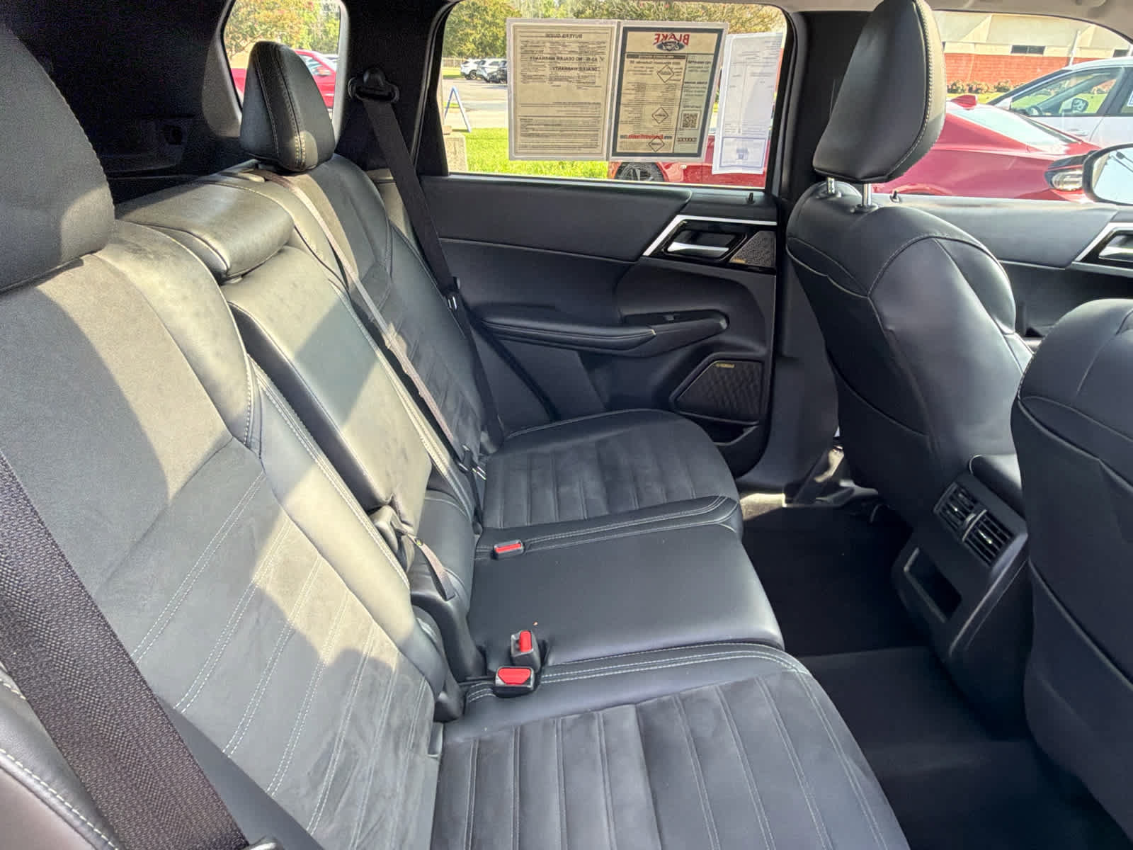 Used 2025 Mitsubishi Outlander SE FWD image 10