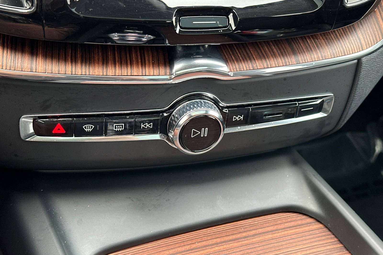 Certified 2024 Volvo XC60 B5 Ultimate w/ Protection Package Premier image 24