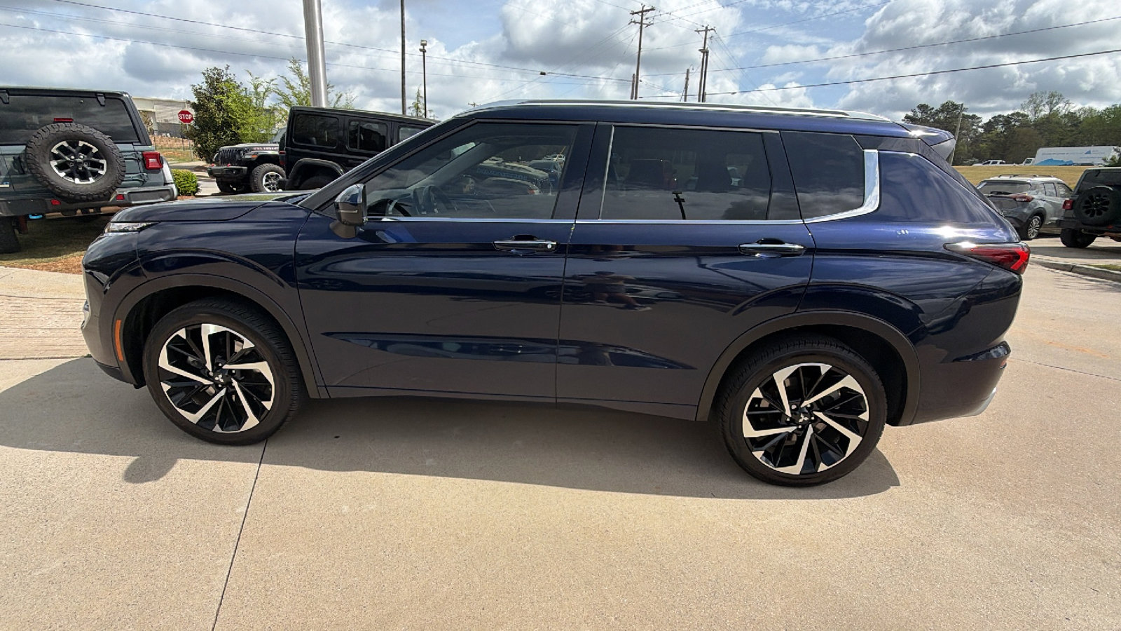 Used 2022 Mitsubishi Outlander SEL image 11