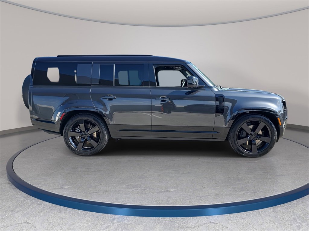 New 2026 Land Rover Defender 130 X-Dynamic SE image 4