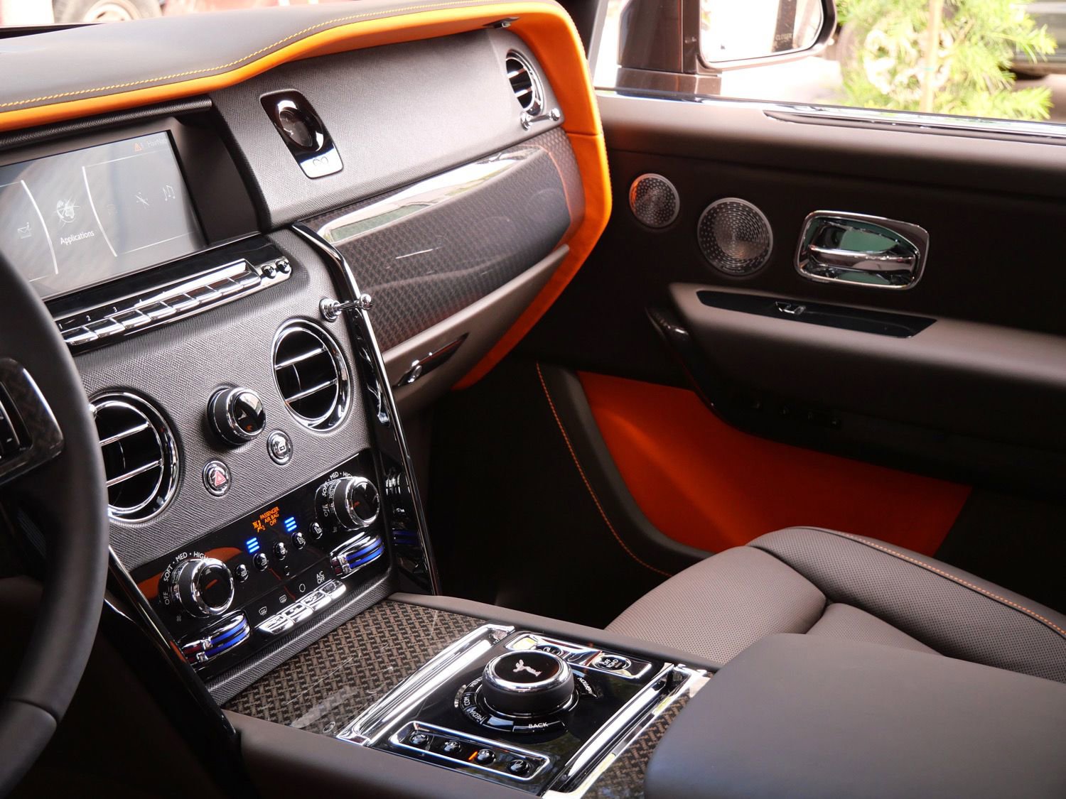 Certified 2022 Rolls-Royce Cullinan Black Badge AWD/4WD image 25