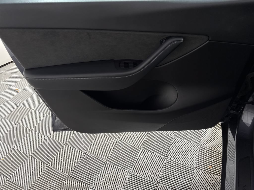 Used 2022 Tesla Model Y Performance AWD/4WD image 9