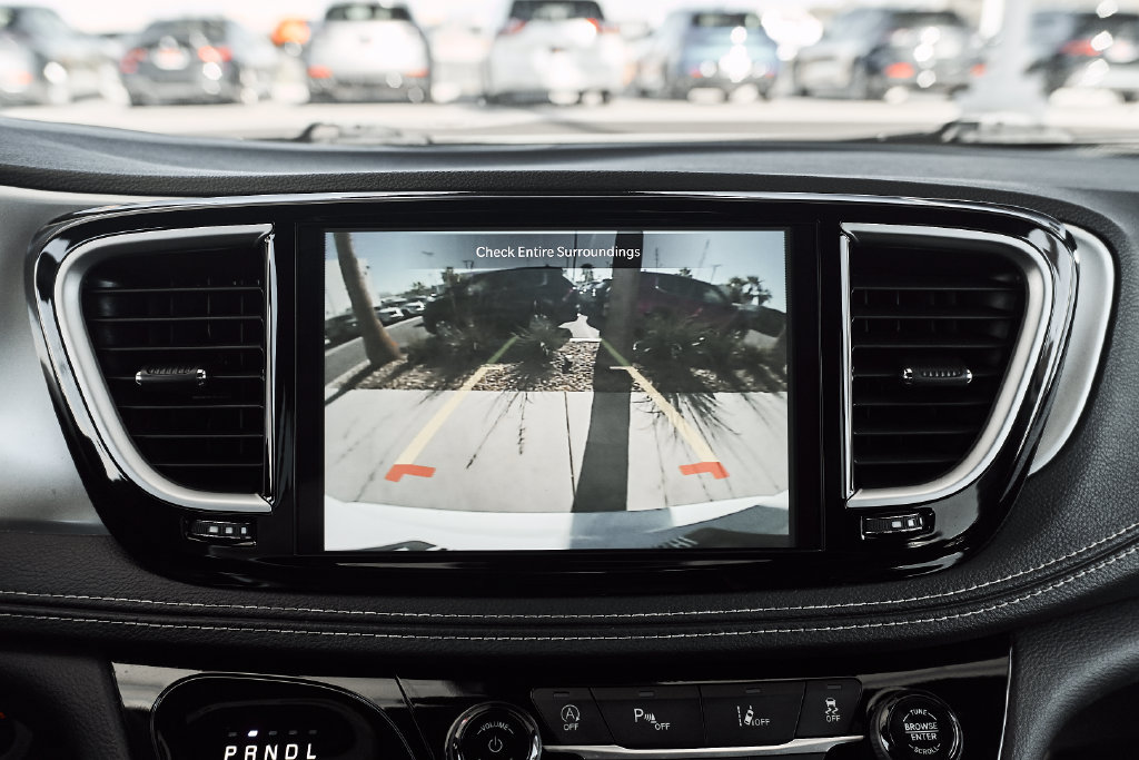 Used 2025 Chrysler Pacifica Limited FWD image 38