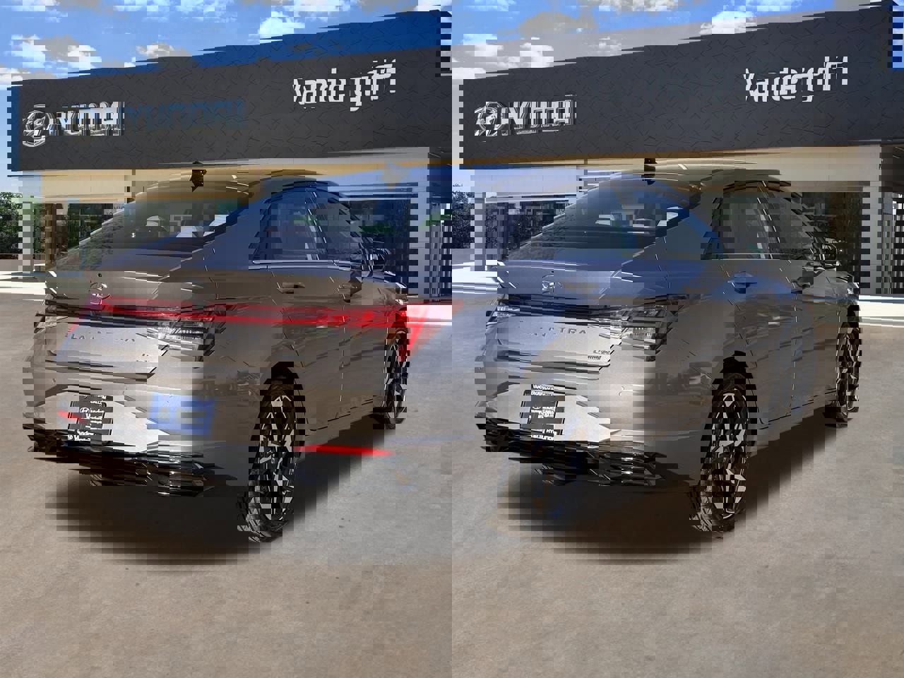 Used 2023 Hyundai Elantra Limited image 12