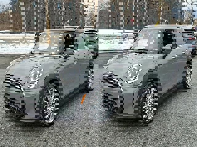 Used 2022 MINI Cooper 4-Door Hardtop image 3