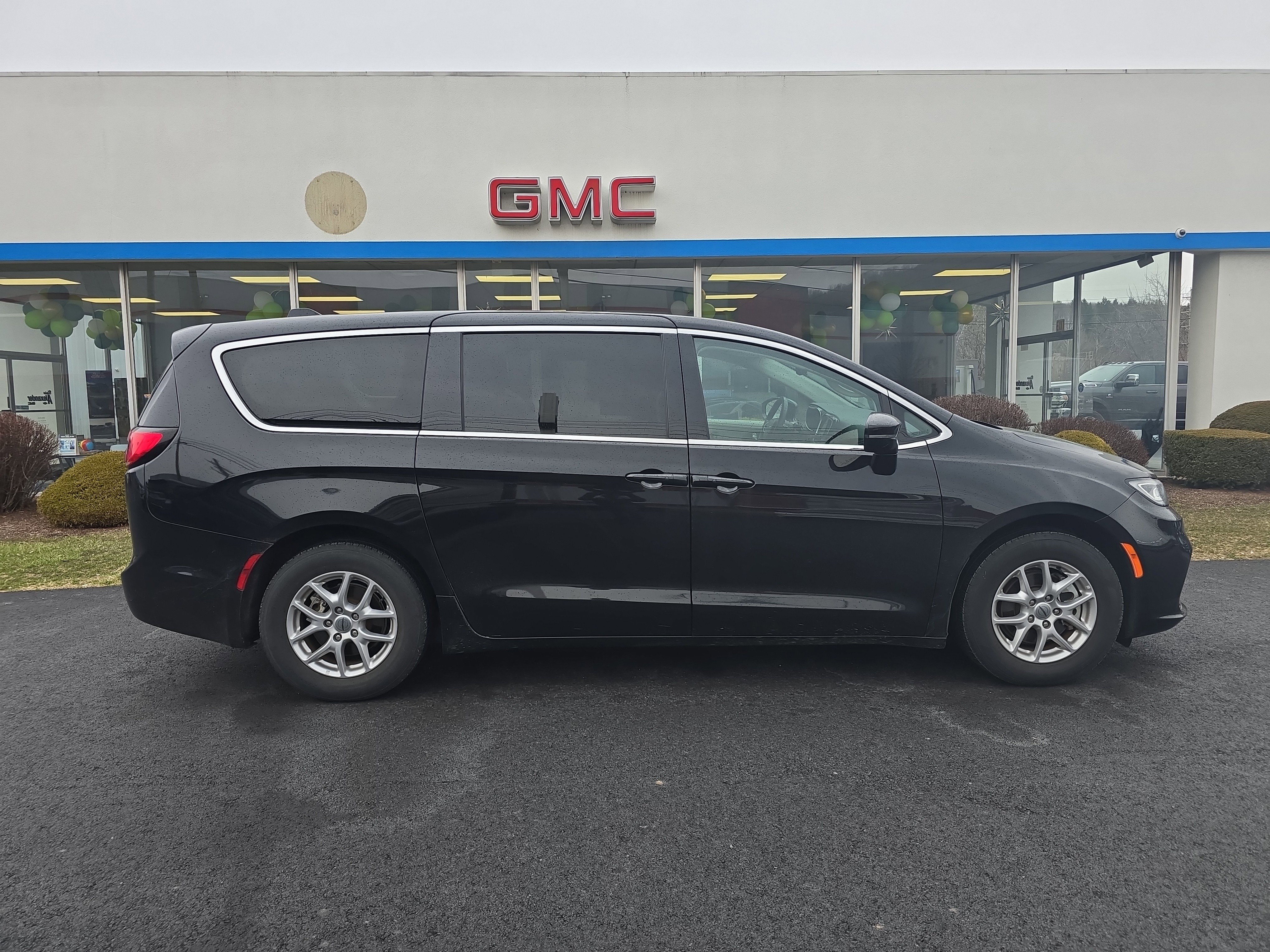 Used 2024 Chrysler Pacifica Touring-L image 2