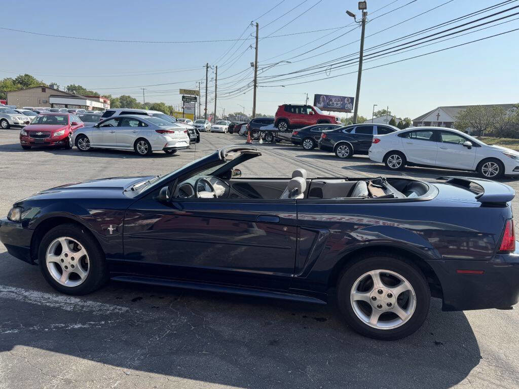 Used 2001 Ford Mustang Convertible image 19