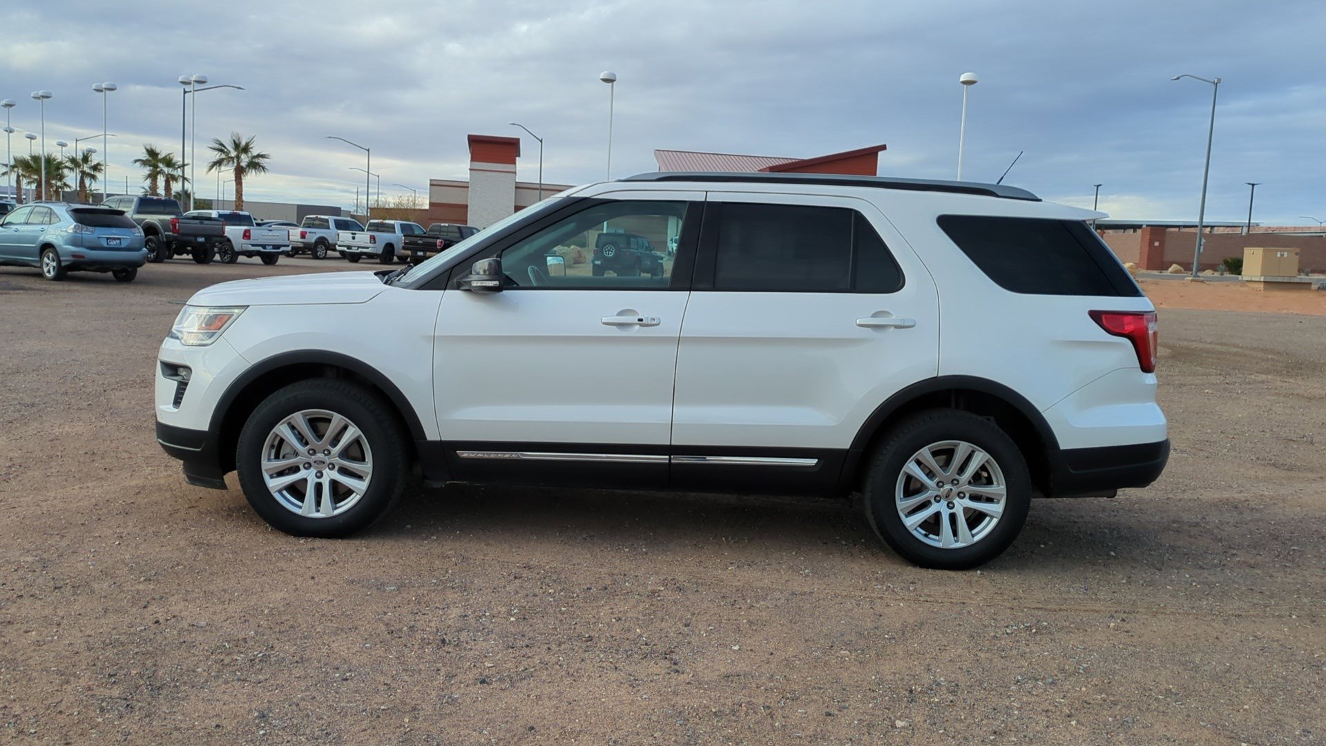 Used 2018 Ford Explorer XLT w/ Equipment Group 202A image 7