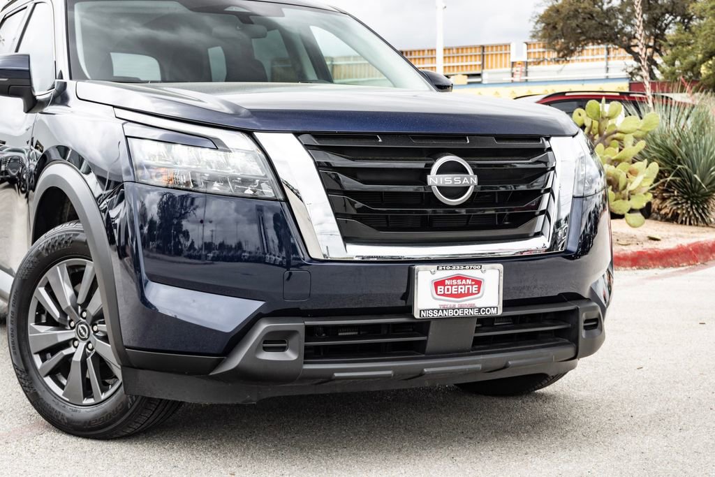 Used 2025 Nissan Pathfinder SV image 3