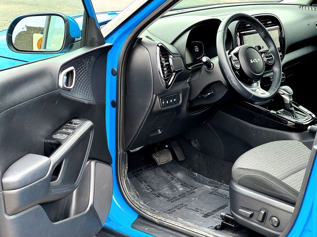 Used 2025 Kia Soul EX image 11