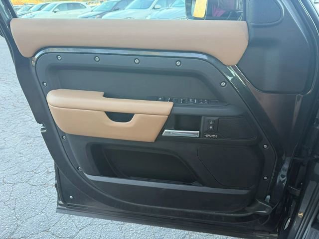 Used 2025 Land Rover Defender 110 X-Dynamic SE image 15