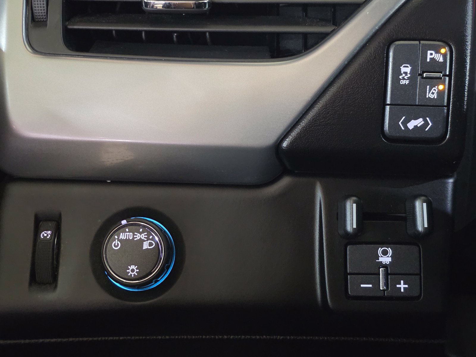 Used 2015 Chevrolet Suburban LT RWD image 33