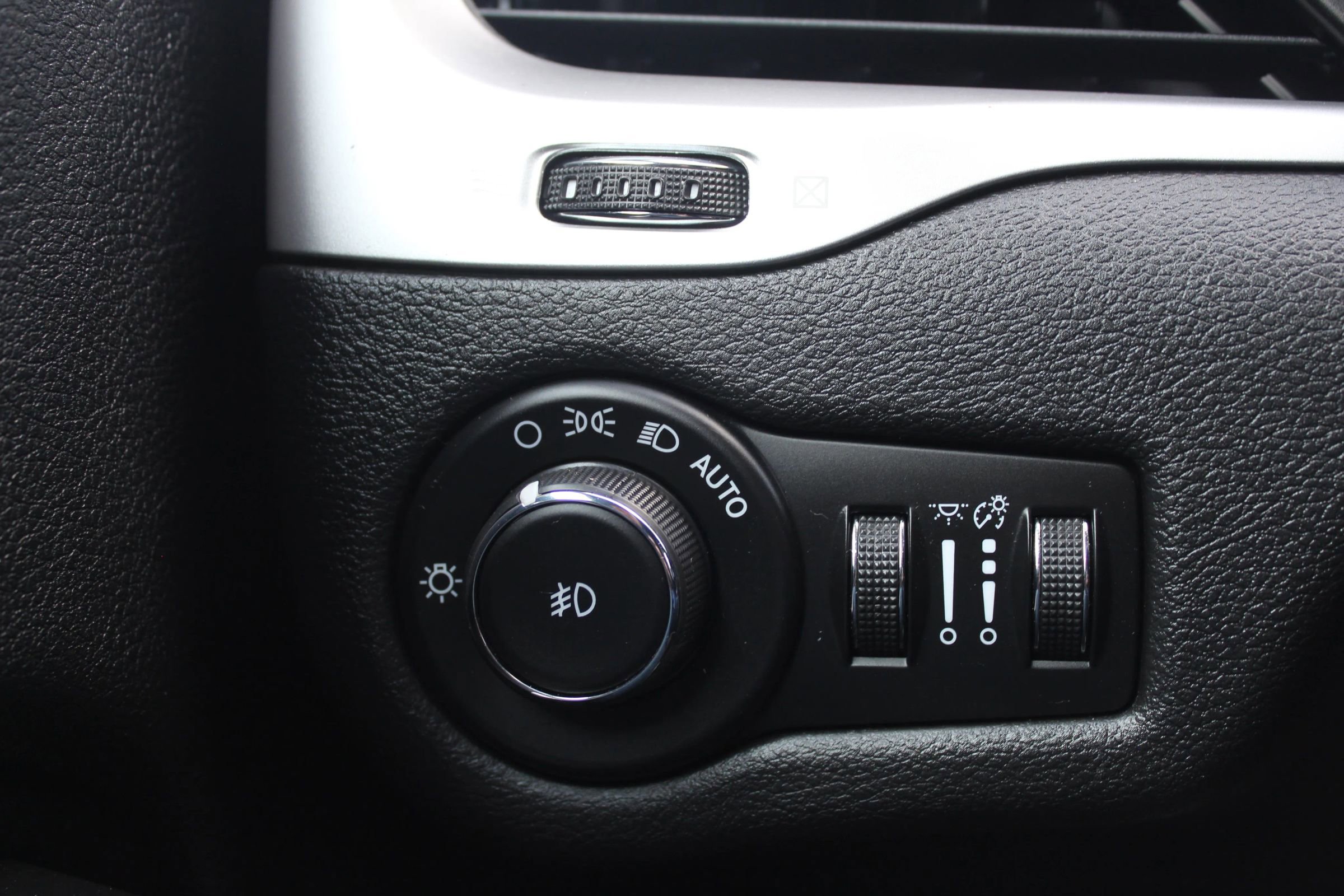 Used 2018 Jeep Cherokee Trailhawk image 25