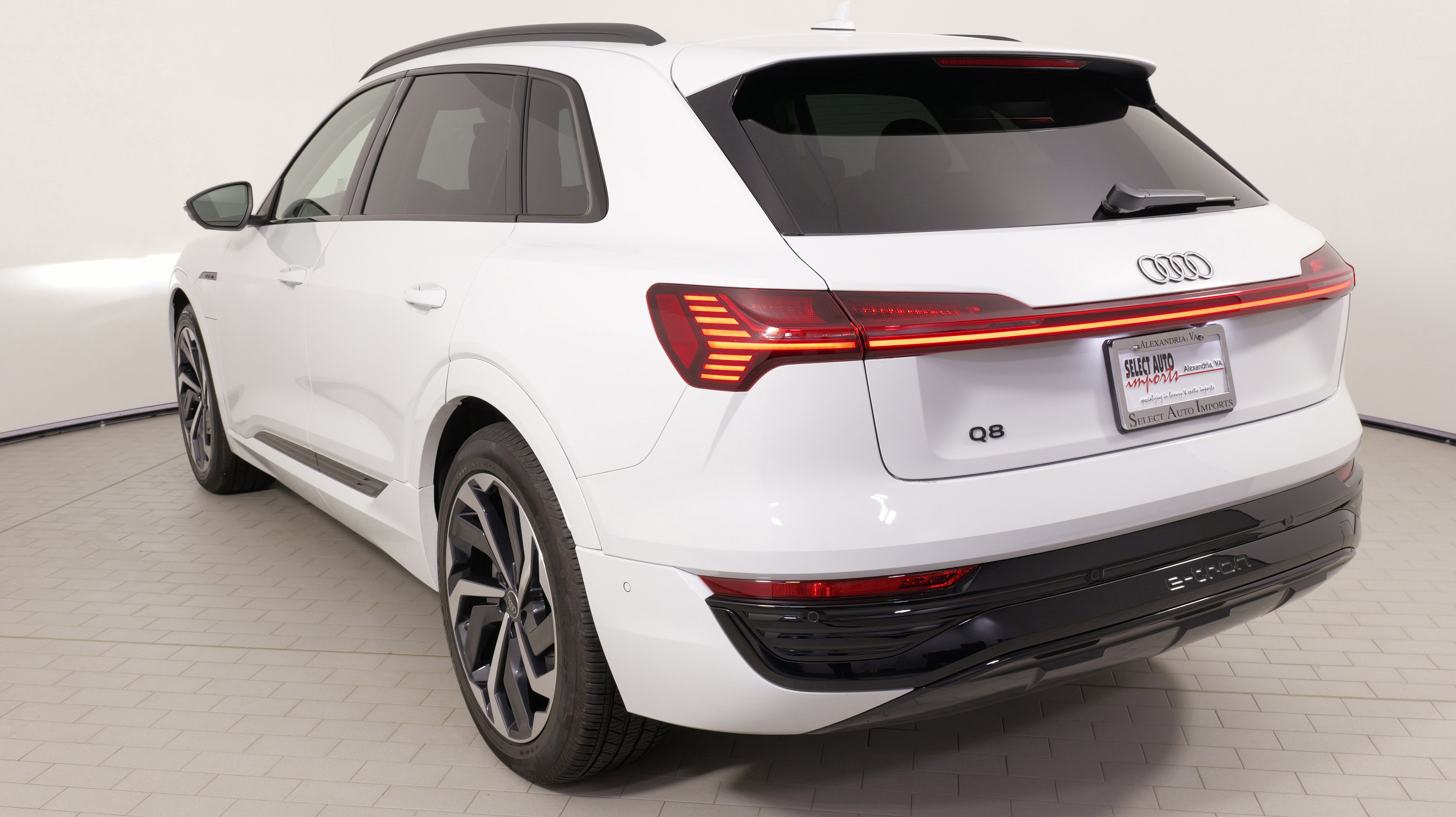 Used 2024 Audi Q8 e-tron Premium Plus w/ Premium Plus Package image 14