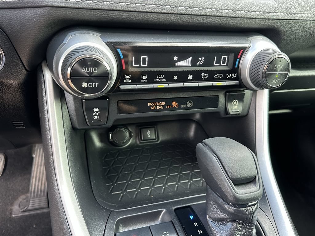 Used 2020 Toyota RAV4 XLE w/ Convenience Package FWD image 34