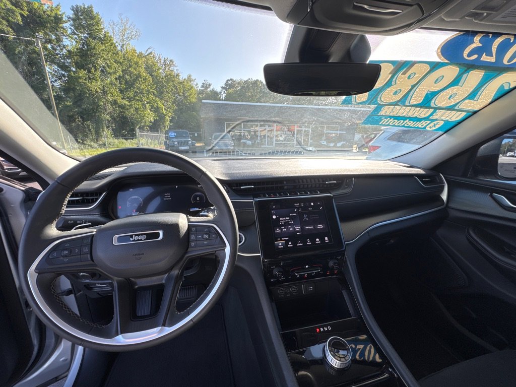 Used 2023 Jeep Grand Cherokee L Laredo image 14