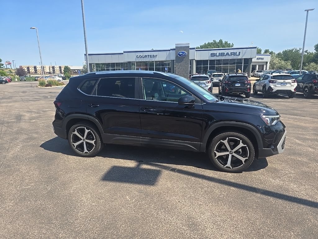 Used 2025 Volkswagen Taos SEL AWD/4WD image 1