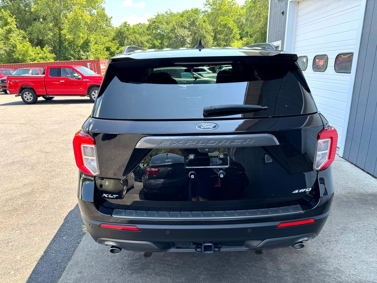 Used 2022 Ford Explorer XLT w/ Equipment Group 202A image 5