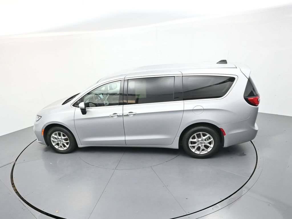 Used 2023 Chrysler Pacifica Touring-L FWD image 21