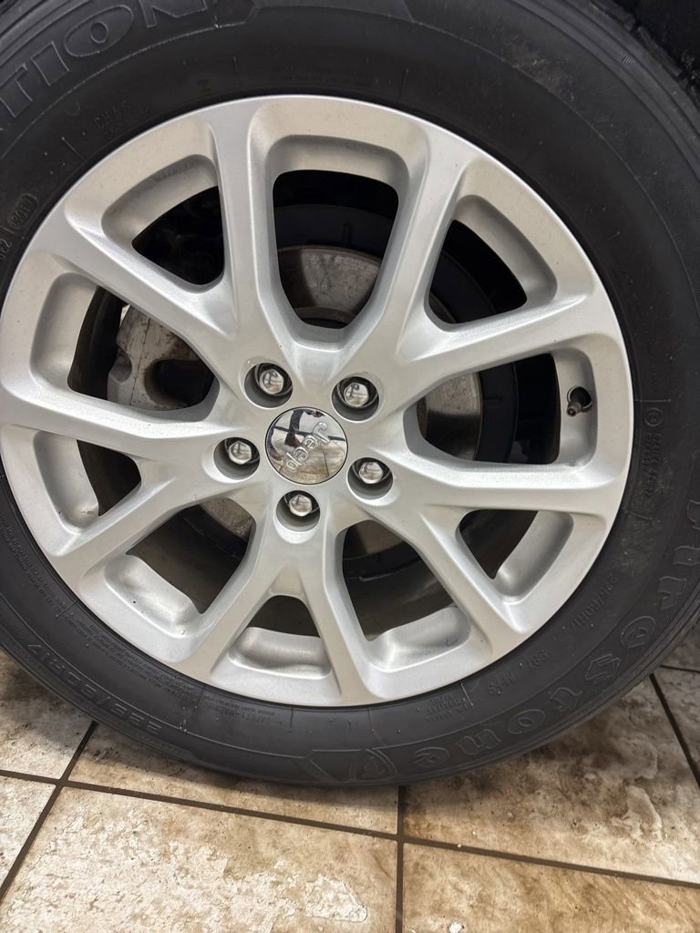 Used 2018 Jeep Cherokee Latitude Plus w/ Comfort/Convenience Group image 14