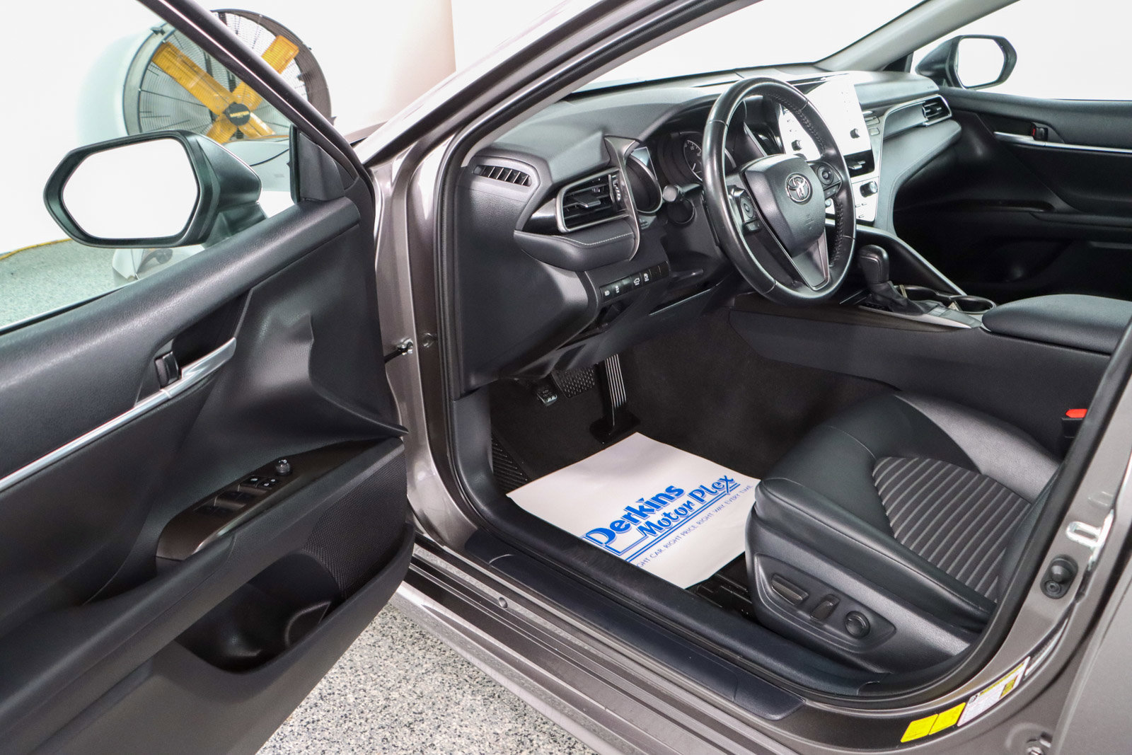 Used 2024 Toyota Camry SE image 3