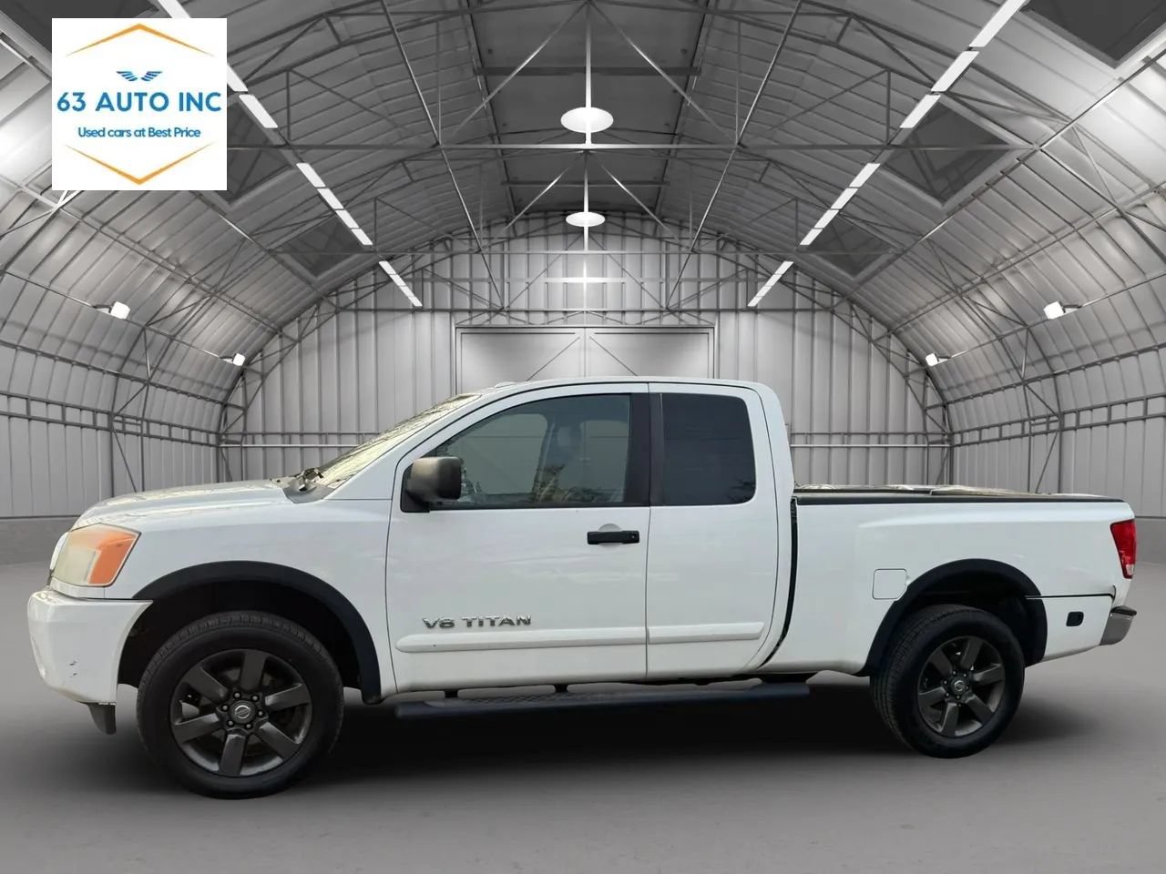 Used 2015 Nissan Titan SV w/ SV Value Truck Package AWD/4WD image 2