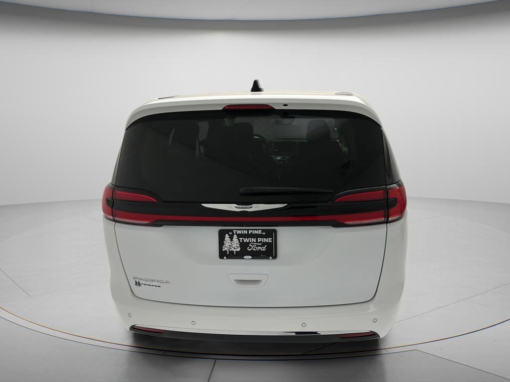 Used 2024 Chrysler Pacifica Touring-L FWD image 5