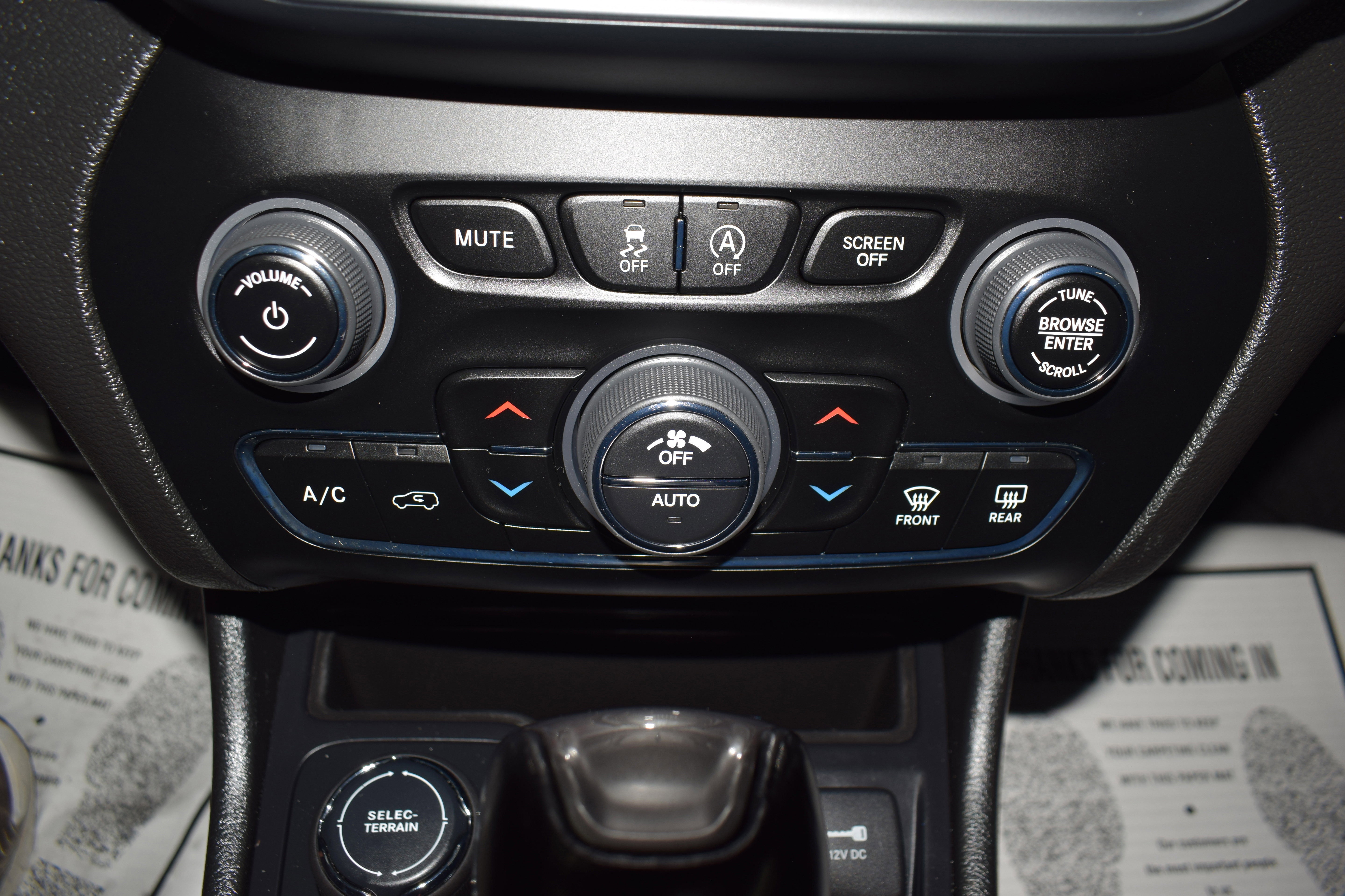 Used 2023 Jeep Cherokee Altitude Lux image 18