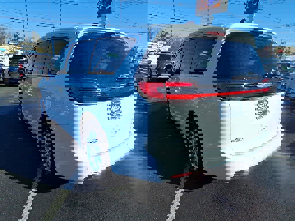 Used 2023 Chrysler Pacifica Touring-L image 4