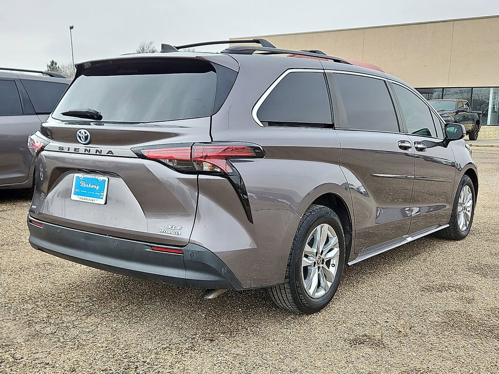 Used 2022 Toyota Sienna XLE w/ XLE Plus Package image 3