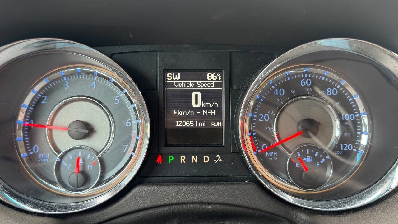 Used 2014 Chrysler Town & Country Touring FWD image 15
