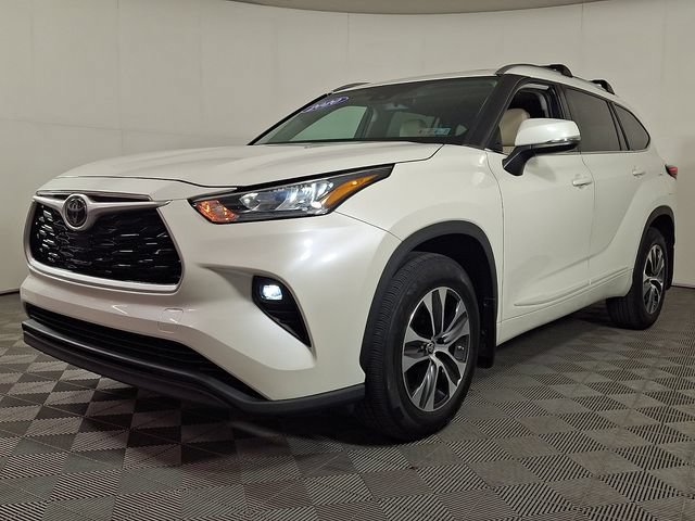 Used 2020 Toyota Highlander XLE AWD/4WD image 6
