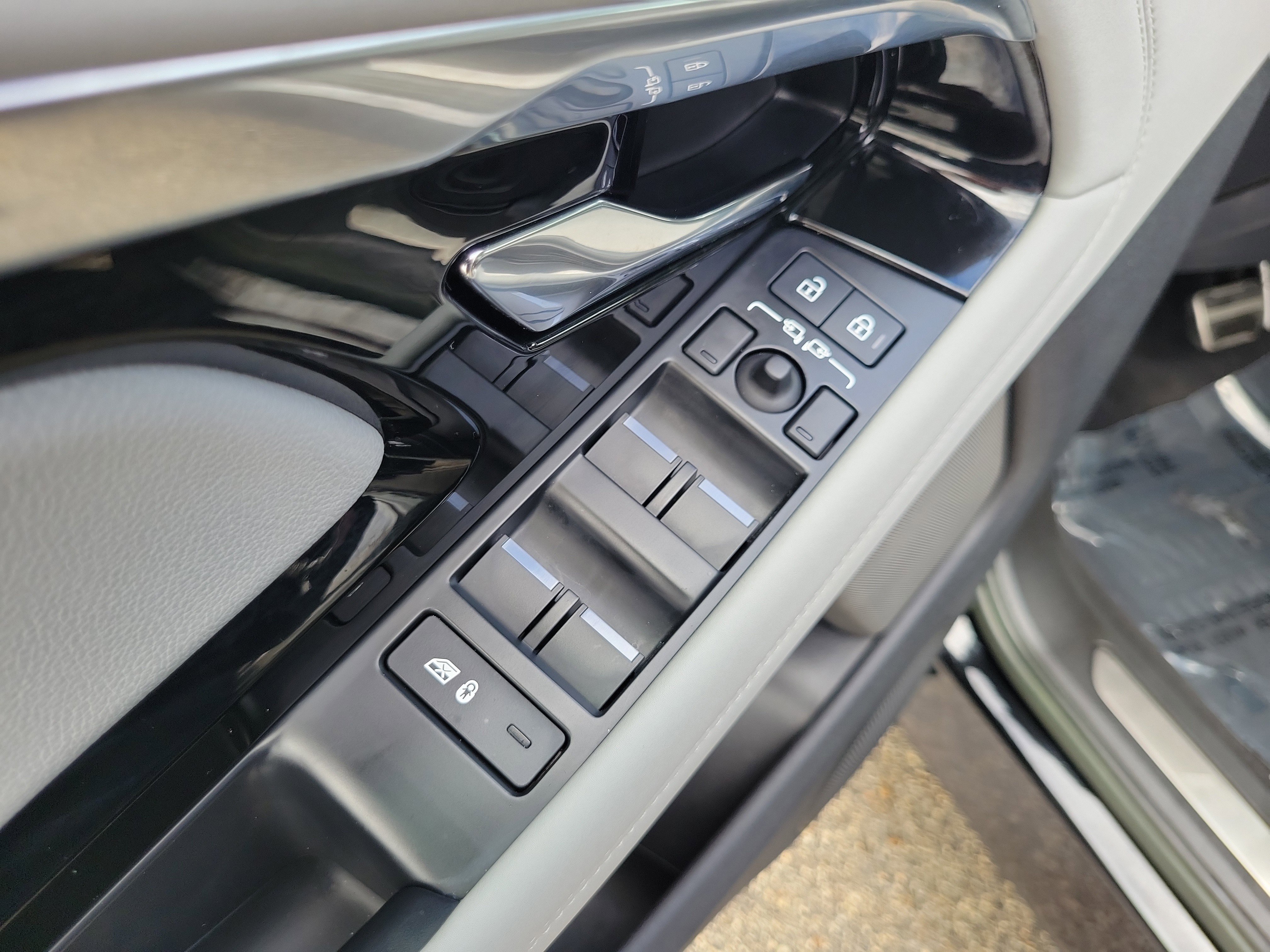 Used 2023 Land Rover Range Rover Evoque R-Dynamic SE image 25