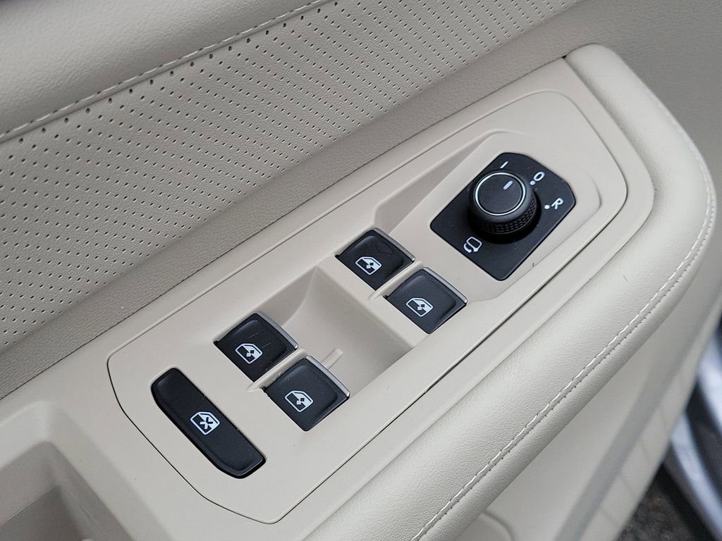 Certified 2025 Volkswagen Atlas SEL Premium R-Line image 22